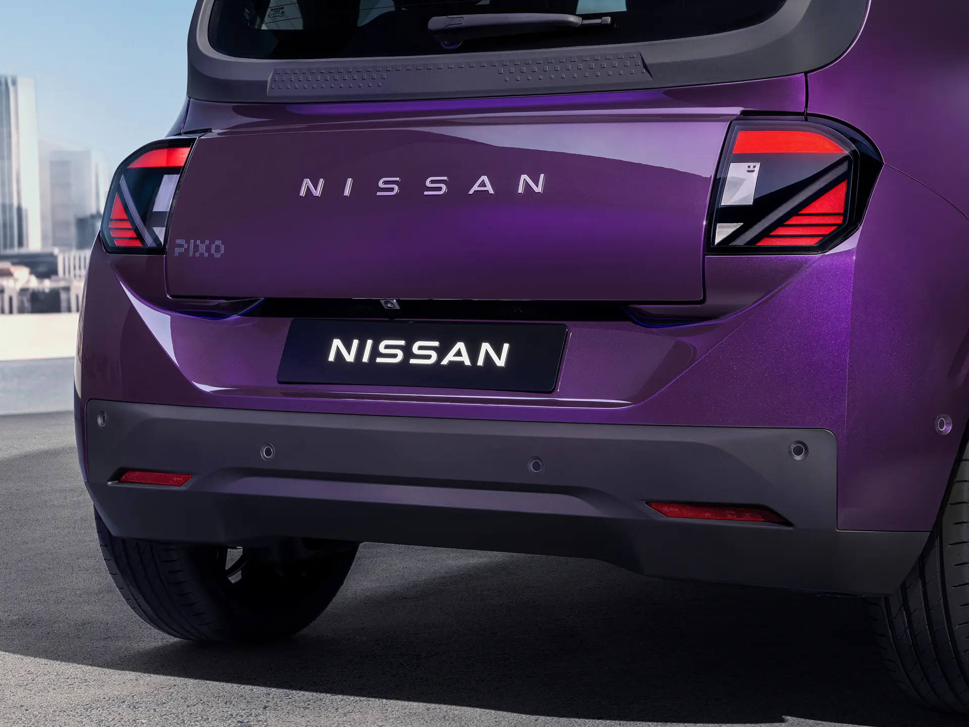 A Nissan PIXO hátsó része világító NISSAN felirattal